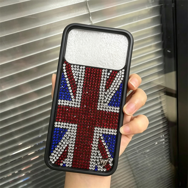 Phone Cases London - iPhone 13、14、15、16、17、18 Pro Max用、きらめくラインストーンとユニオンジャック、ワイルドフラワー柄のスマホケース。ロンドンの旗をモチーフにした、光沢のある耐衝撃カバー。